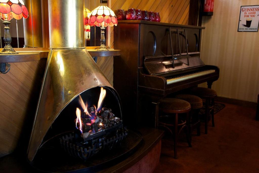 Tully'S Hotel Castlerea ภายนอก รูปภาพ
