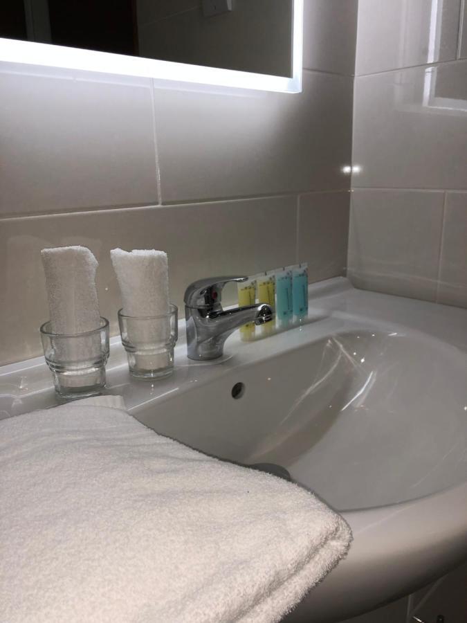 Tully'S Hotel Castlerea ภายนอก รูปภาพ